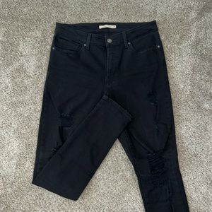 Woman’s Skinny 711 Levi Jeans.